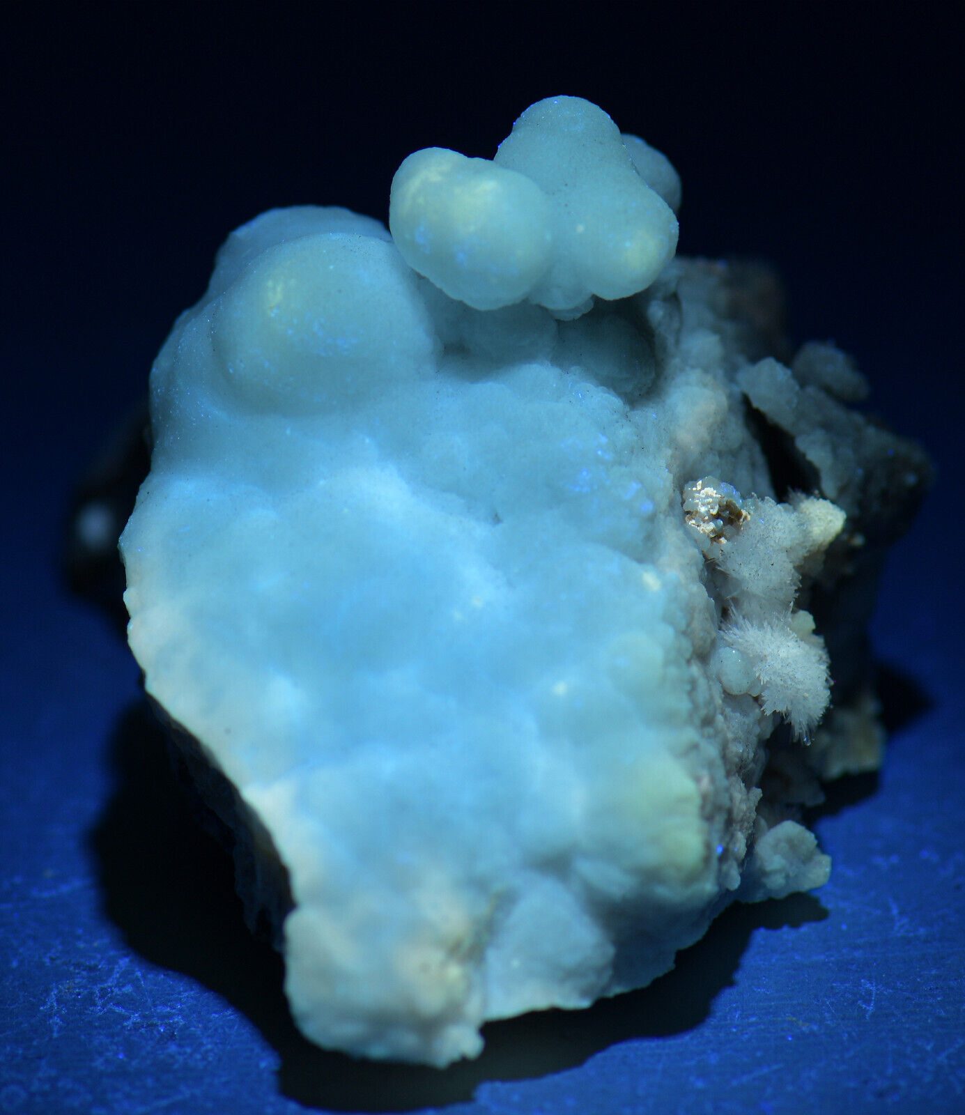 Aragonite, botryoidal form, fluorescent. Utah. 31 grams. Video