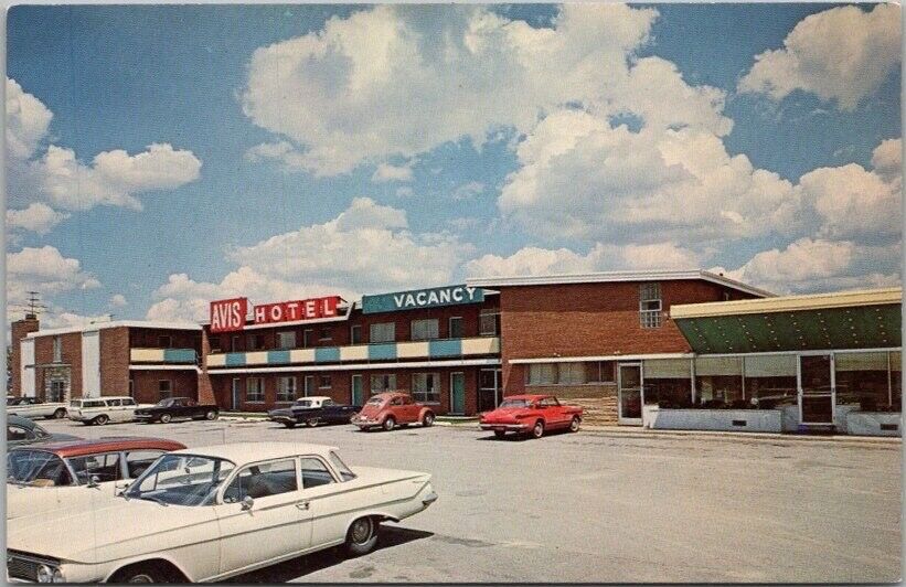 1960s Chicago, Illinois Postcard AVIS HOTEL Parking Lot View / VW Bug / Unused