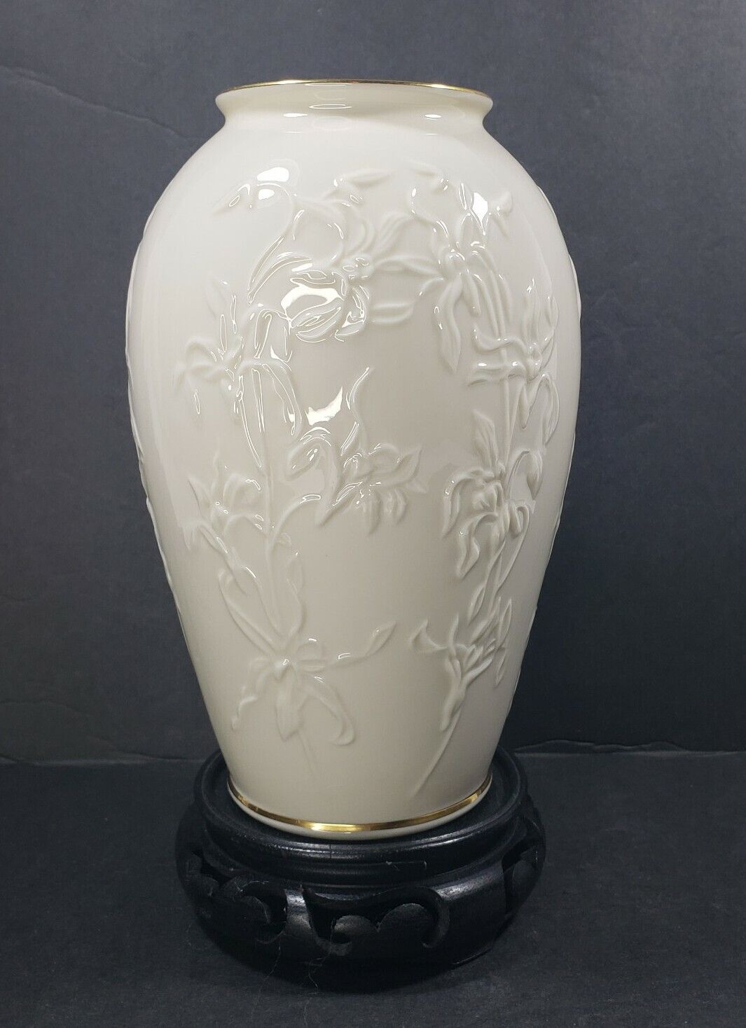 Lenox Made in USA Vase Ivory Masterpiece Embossed Iris w/wooden stand 7