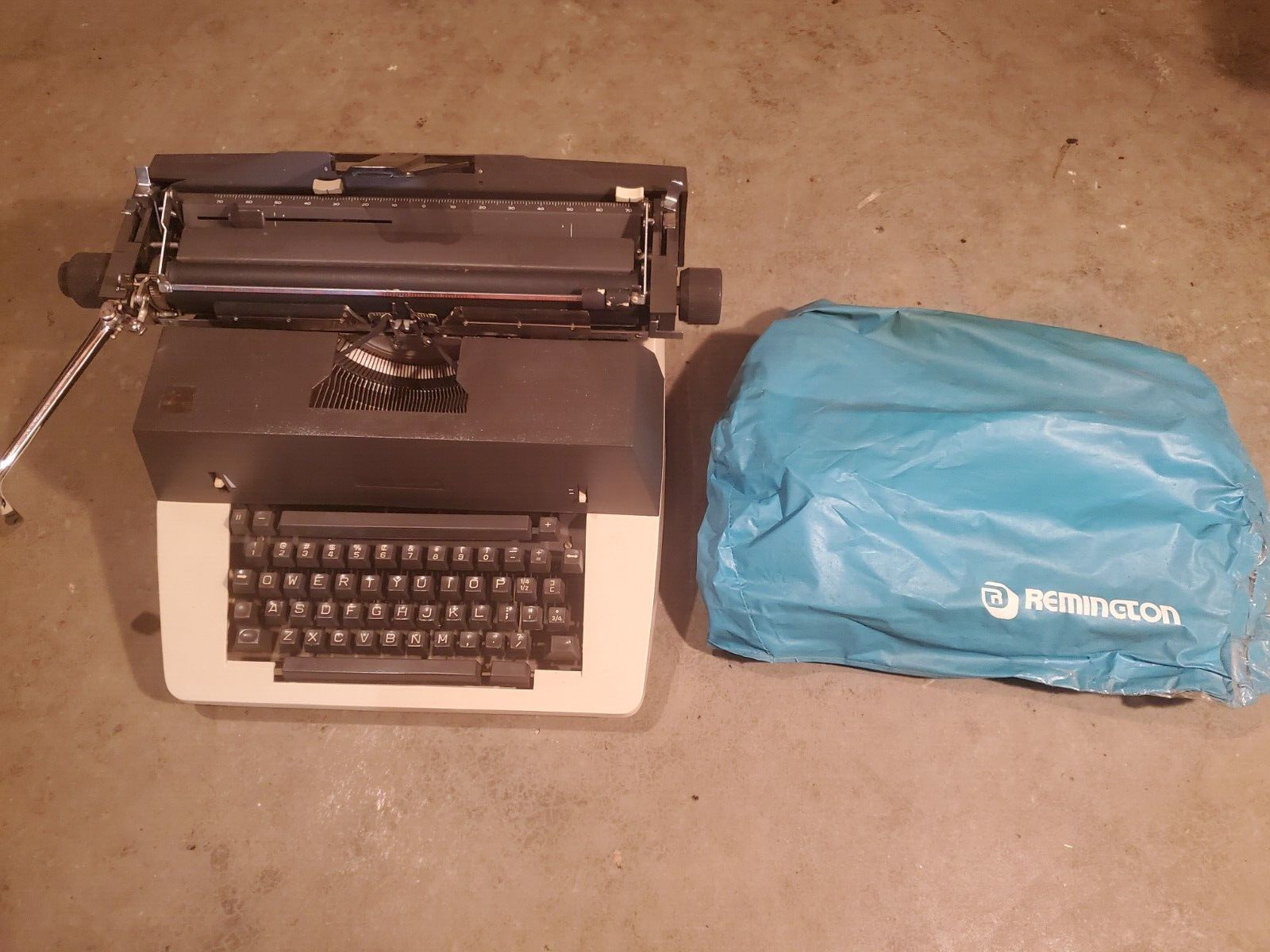 Vintage Sperry Rand Remington Portable Typewriter