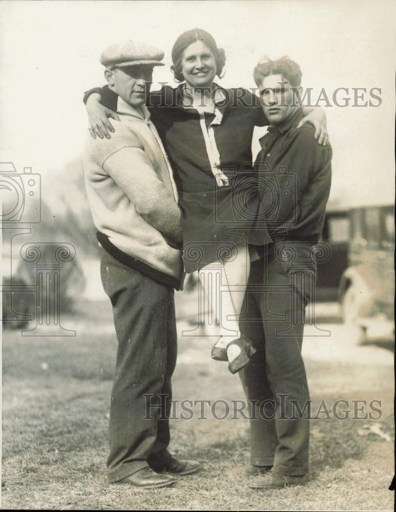 1927 Press Photo Jimmy Maloney & Tomy Kirby carry Mrs. Jimmy De Forrest at camp
