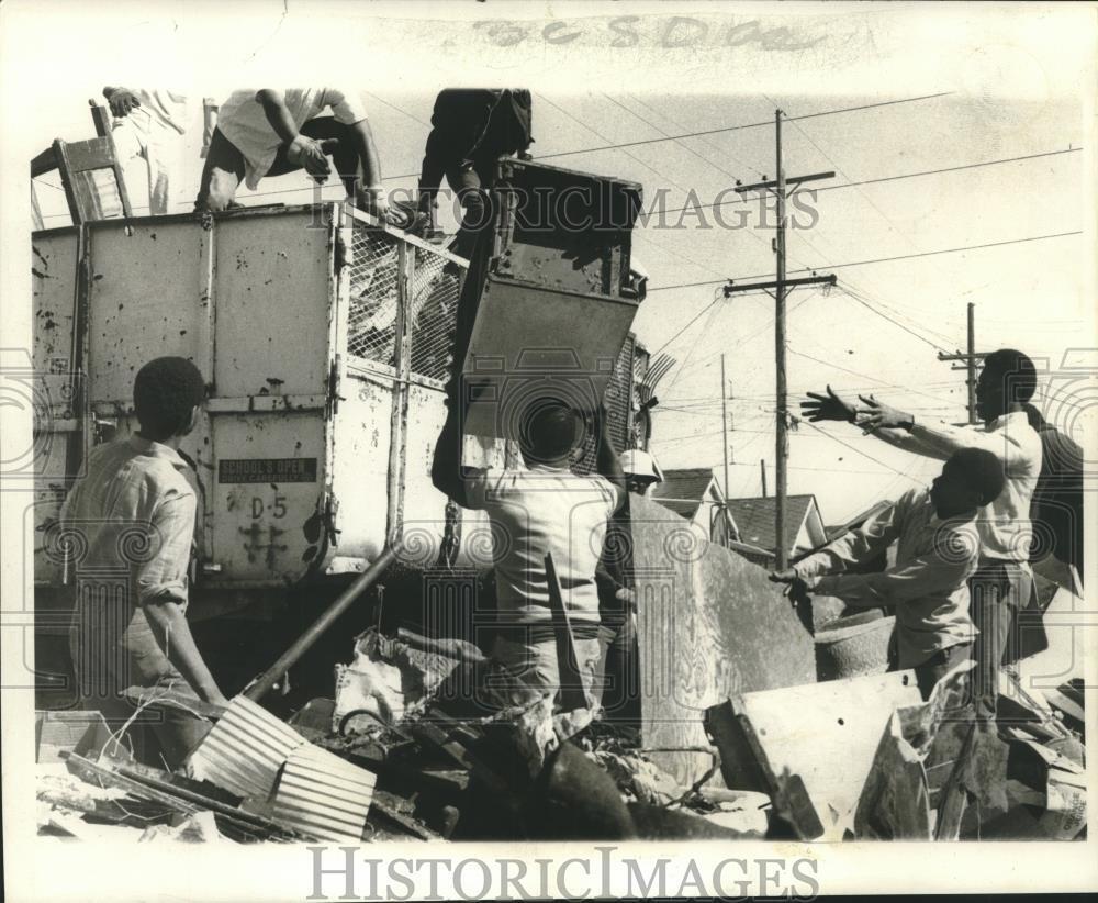 1970 Press Photo City trucks used to haul trash away - nob29901