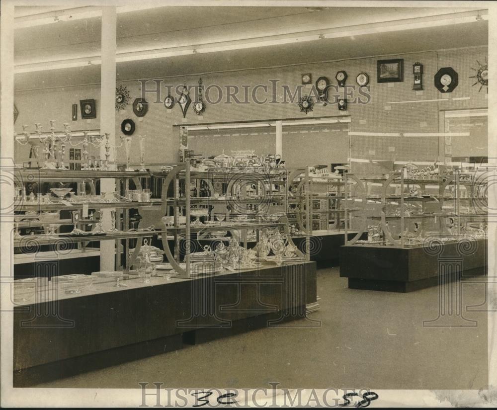 1969 Press Photo Gifts displayed at General Distributors Jewelers branch