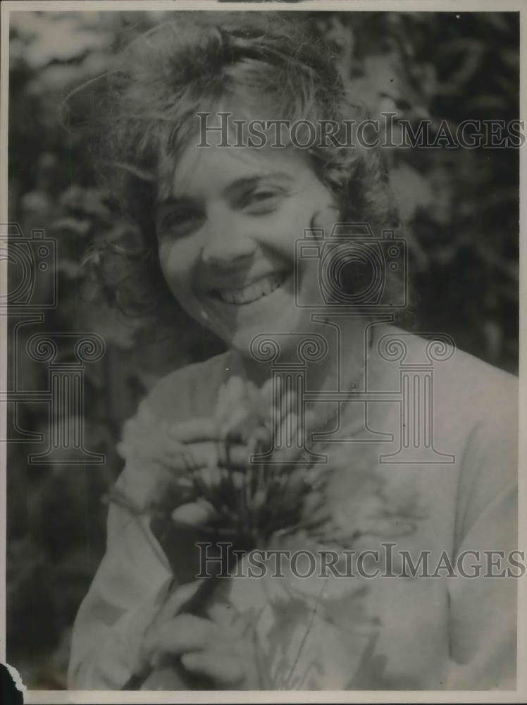 1917 Press Photo Daisy May Simmons with a ig smile - nec59657