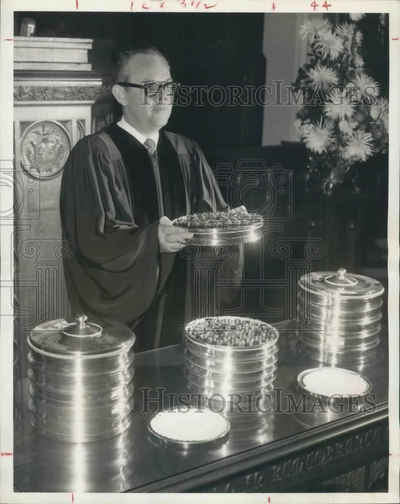 1961 Press Photo Rev Daniel A. Baker Says Prayer at Second Presbyterian Church