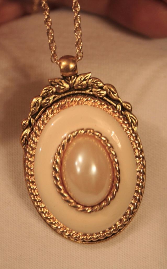 Lovely Leaf Top Goldtone Sculpted Creamy Finish Simulated Pearl Pendant Necklace