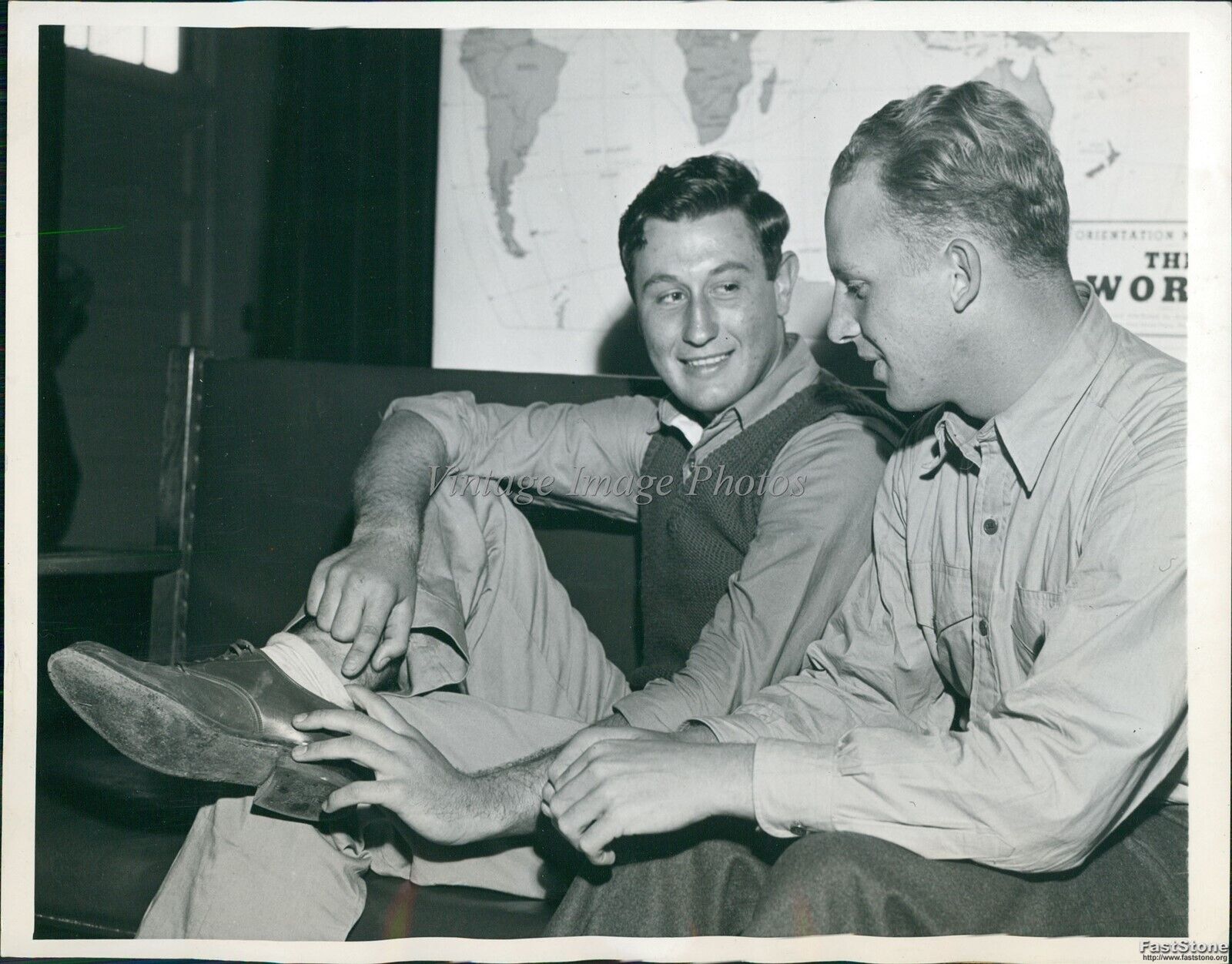 1944 Marine Pfc James A Monigold Has Enemy Bullet Lodged In Foot Ww2 7X9 Photo