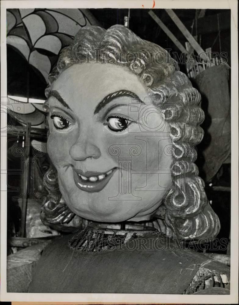 1960 Press Photo Big headed King Carnival flashes a smile in Nice, France