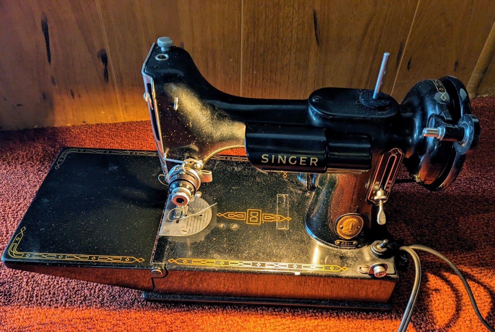 VINTAGE C. 1950 SINGER FEATHERWEIGHT 221 SEWING MACHINE, WORKS