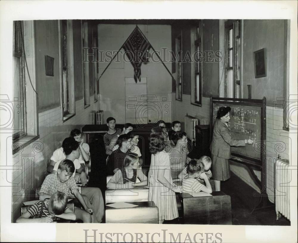 1947 Press Photo Mrs. Jenny Pratt with students on Ellis Island, New York