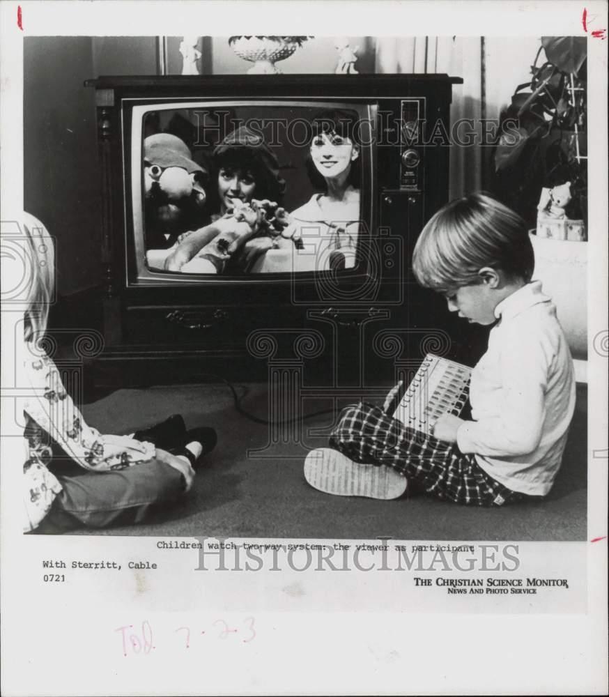 Press Photo Children Sitting in Front of and Watching Television - hpa35885