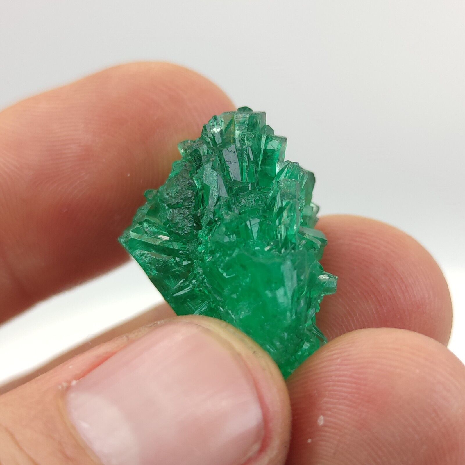 VERY RARE TOP QUALITY TWINNED EMERALD DARK GREEN FROM MUZO COLOMBIA 30.29 Ct