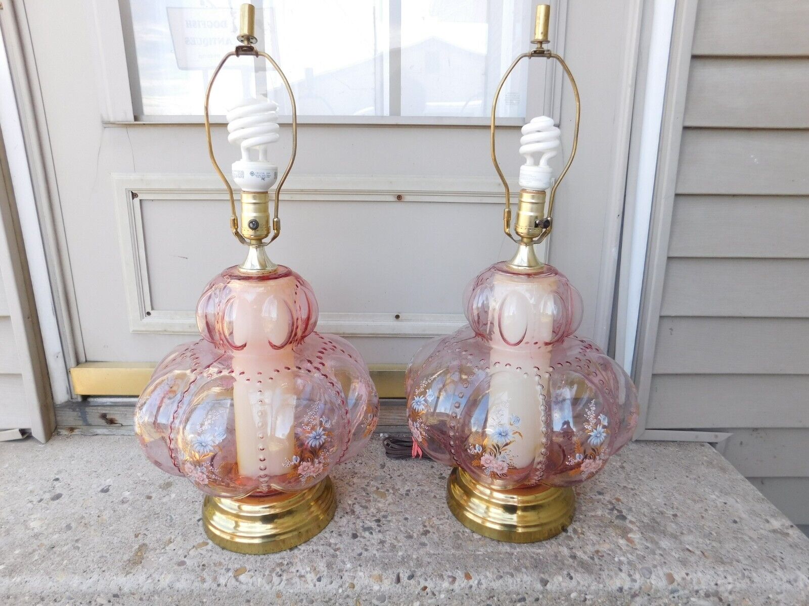 VINTAGE MCM PAIR OF CARL FALKENSTEIN FLORAL PINK GLASS MELON TABLE LAMPS