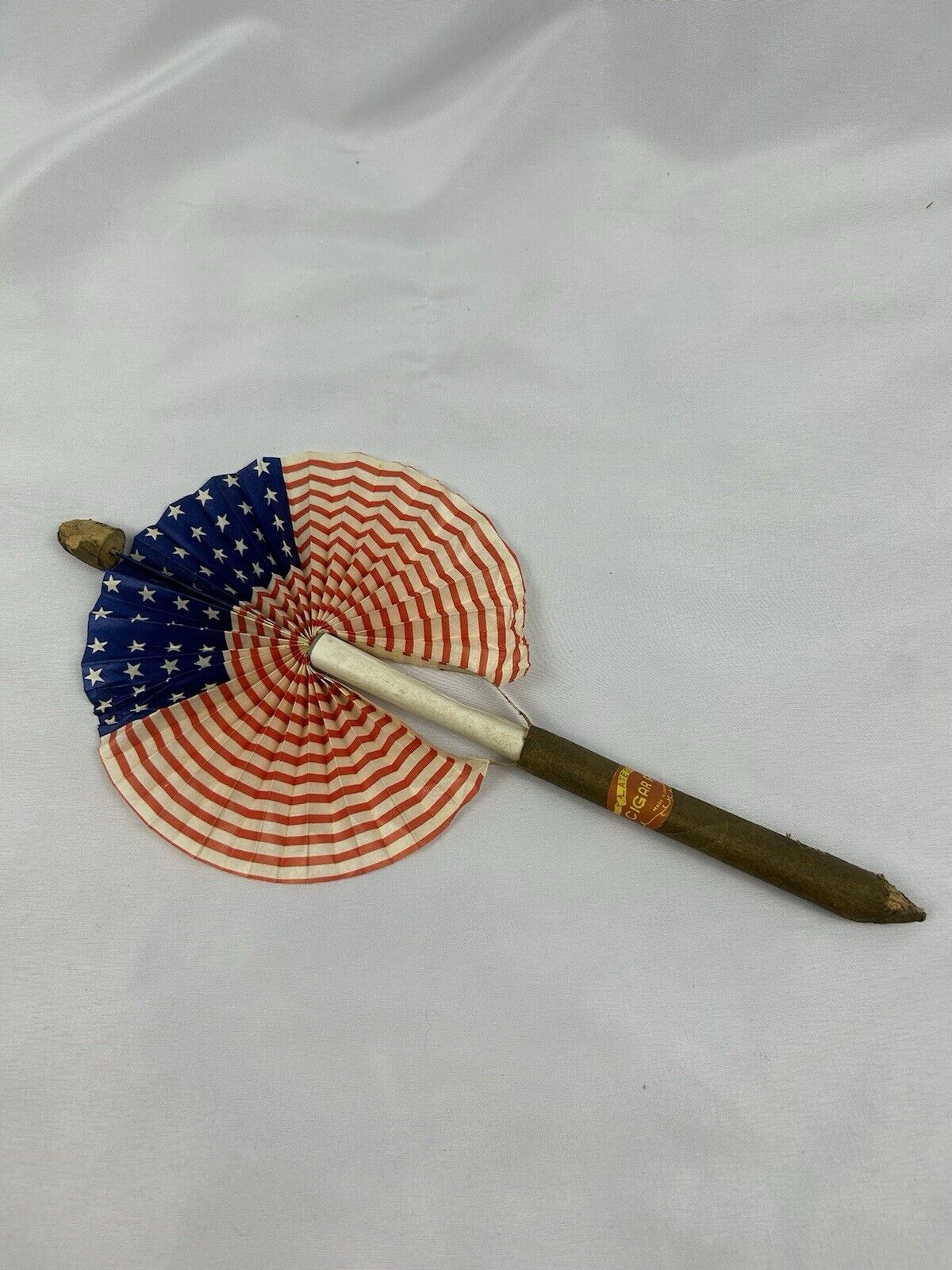 Vintage 1950s Paper American Flag Cigar Pull Out Novelty Fan