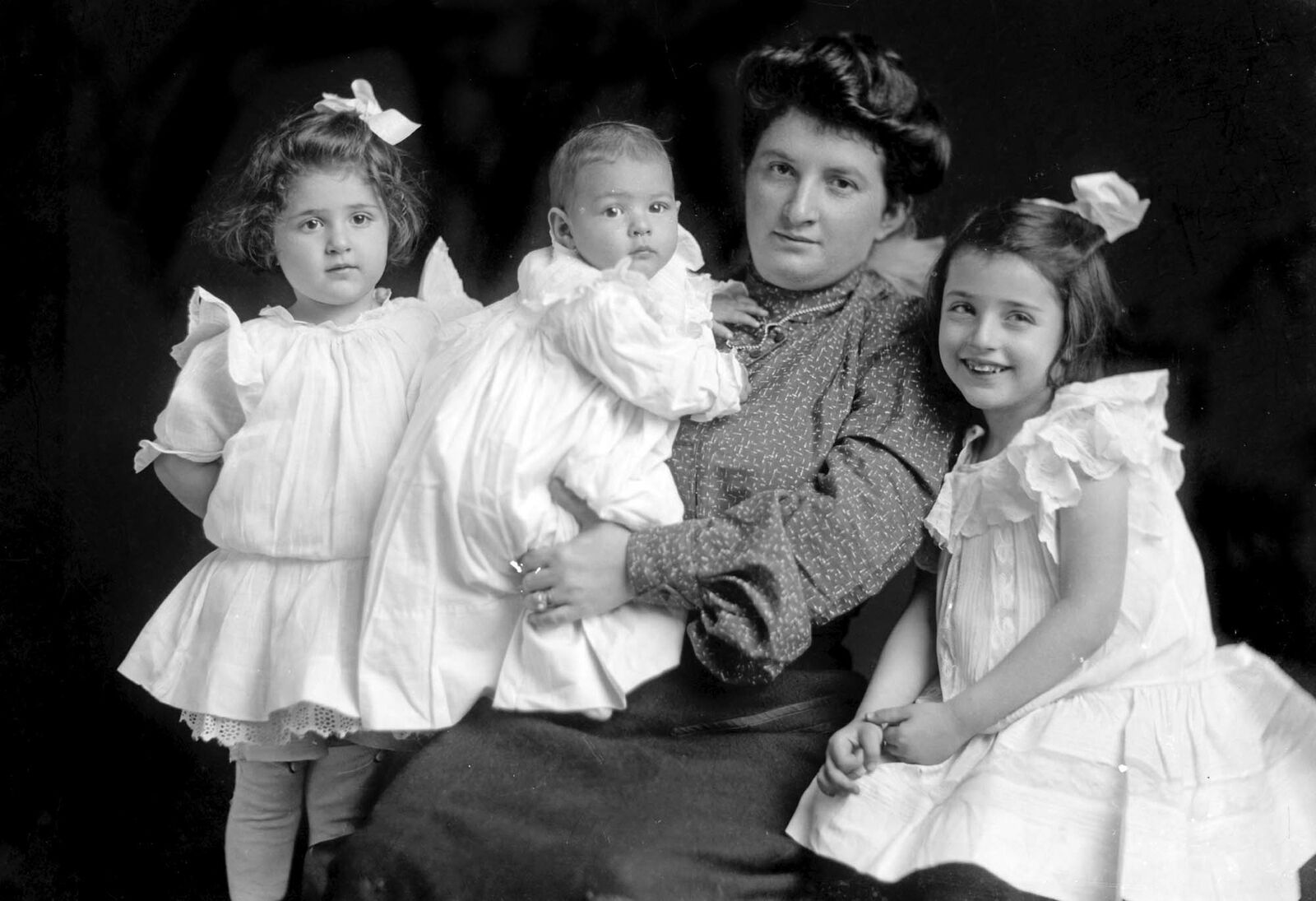 1903 Mrs. Wallerstein and Children Vintage Old Photo 13\