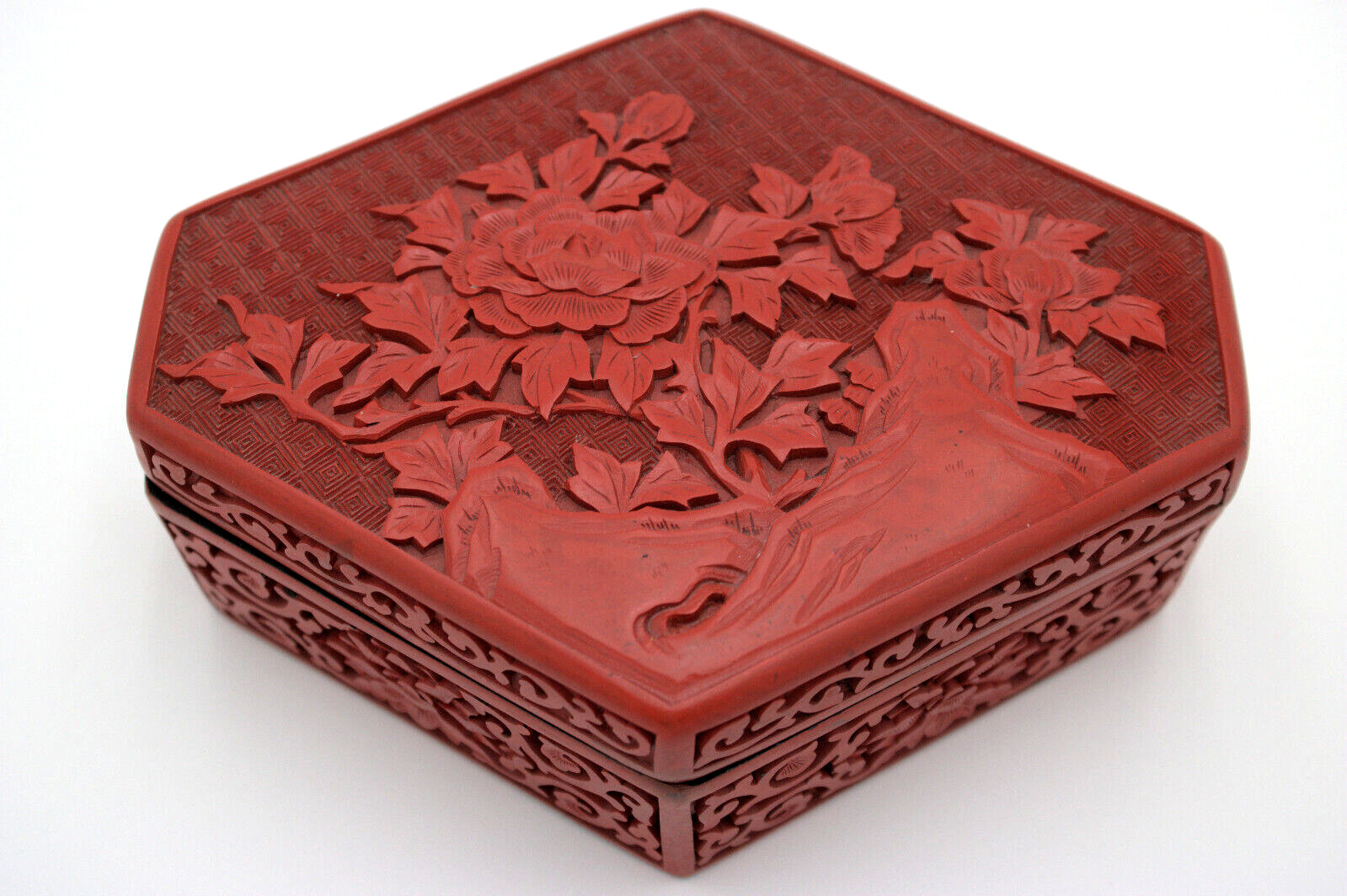 Chinese Vintage Cinnabar Handmade Carved Box