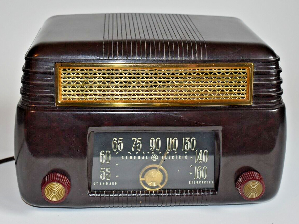 Vintage 1946 GE Model 202 6 tube AM Radio in Rosewood Brown Display Prop