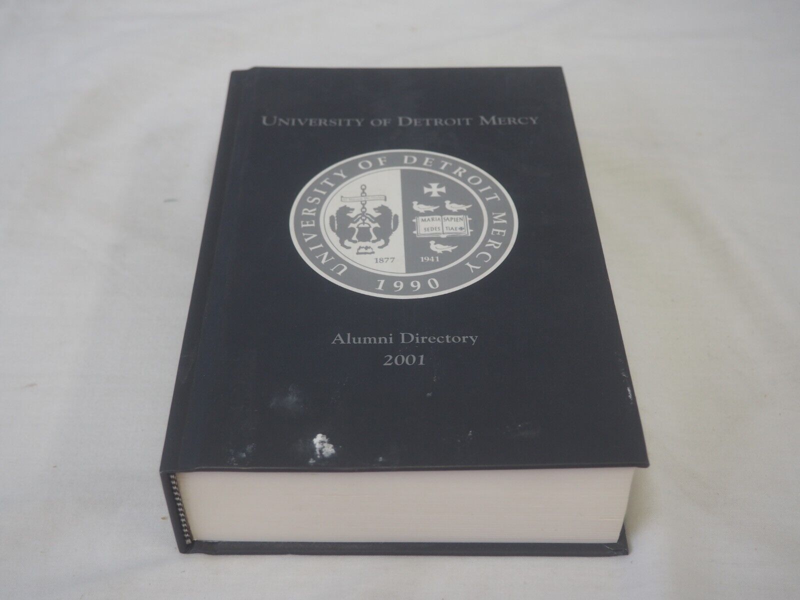 2001 UNIVERSITY OF DETROIT MERCY ALUMNI DIRECTORY DETROIT MICH  HARD COVER VGC