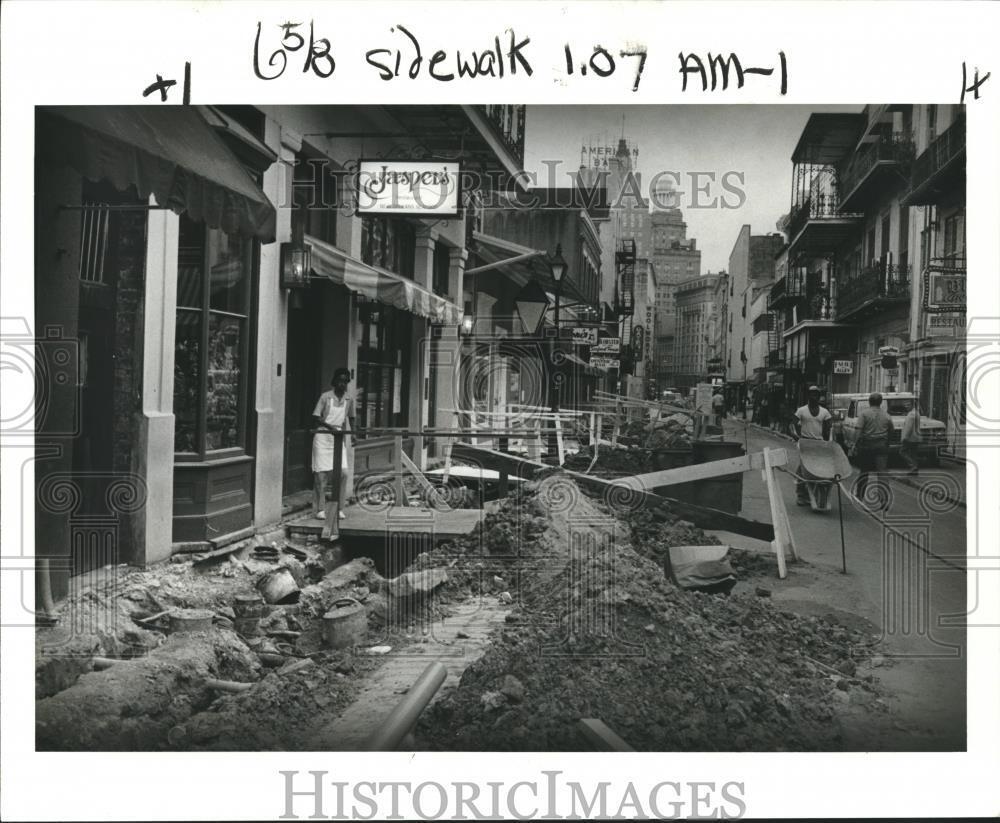 1983 Press Photo Bourbon Street Sidewalk Resurfacing Construction, New Orleans