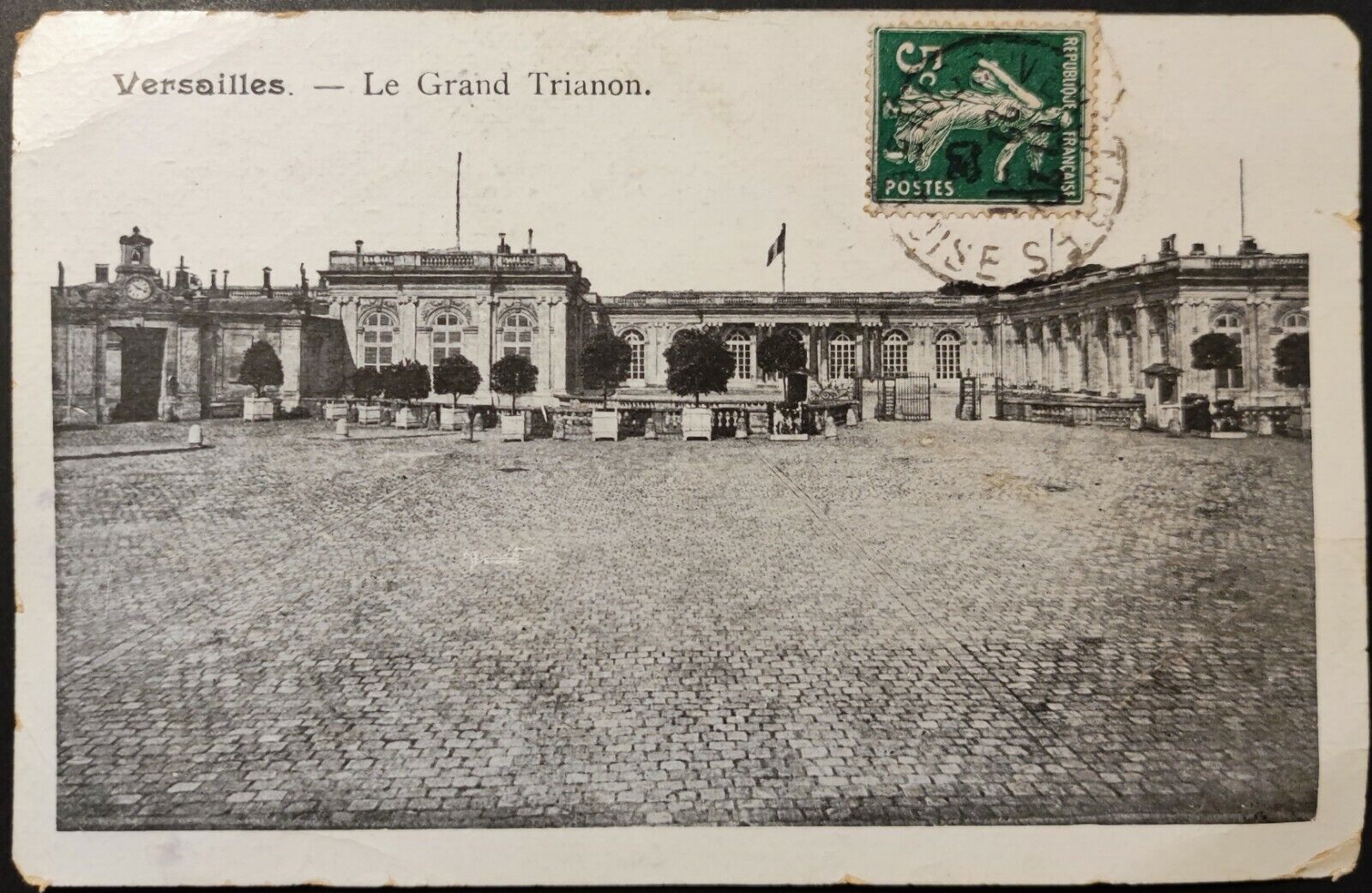CPA 78 Versailles Château Le Grand Trianon La Cour d\'Honneur (1900s)