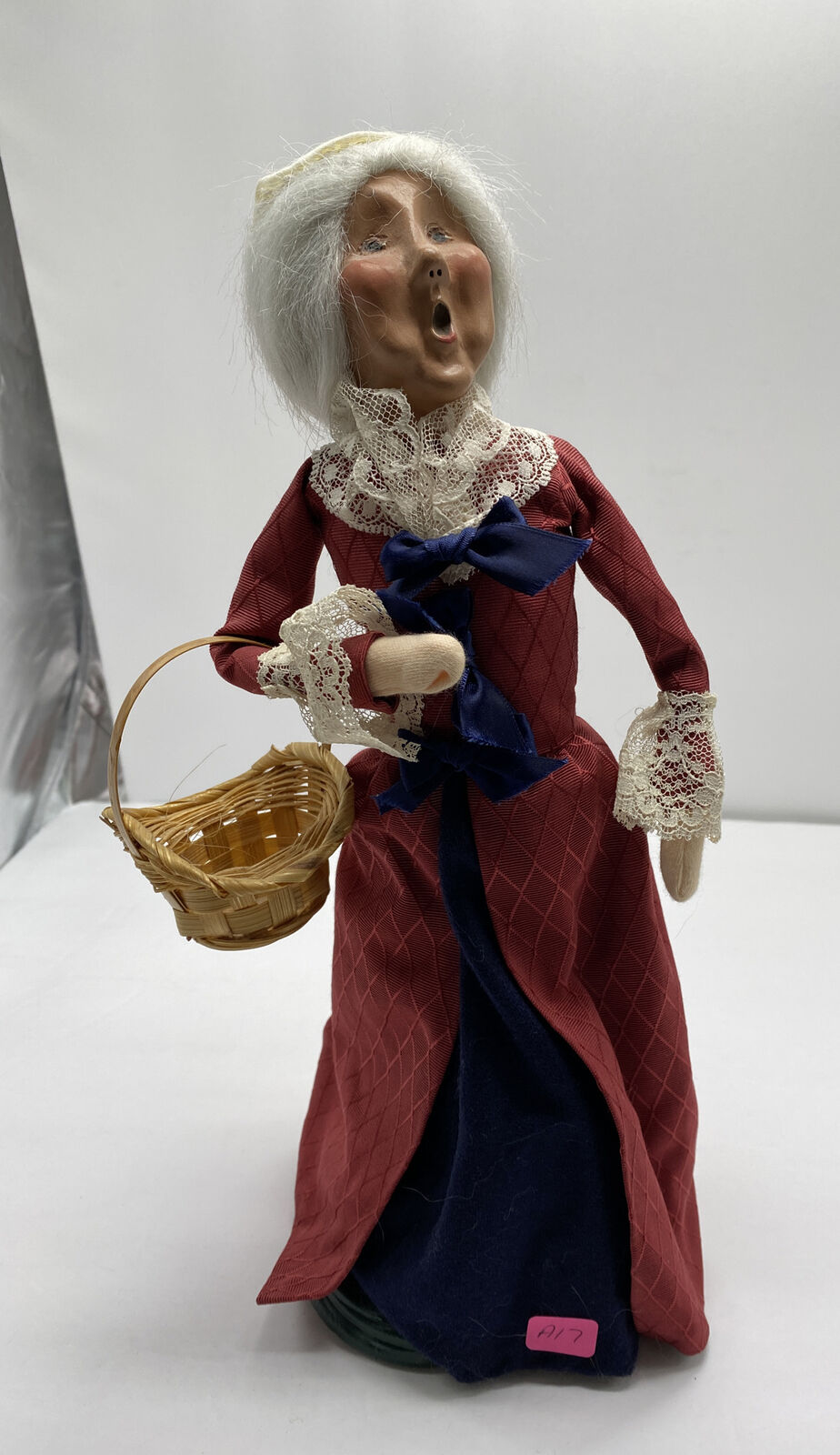 Byers Choice 1999 Exclusive Caroler Williamsburg Elderly Old Woman Basket SIGNED