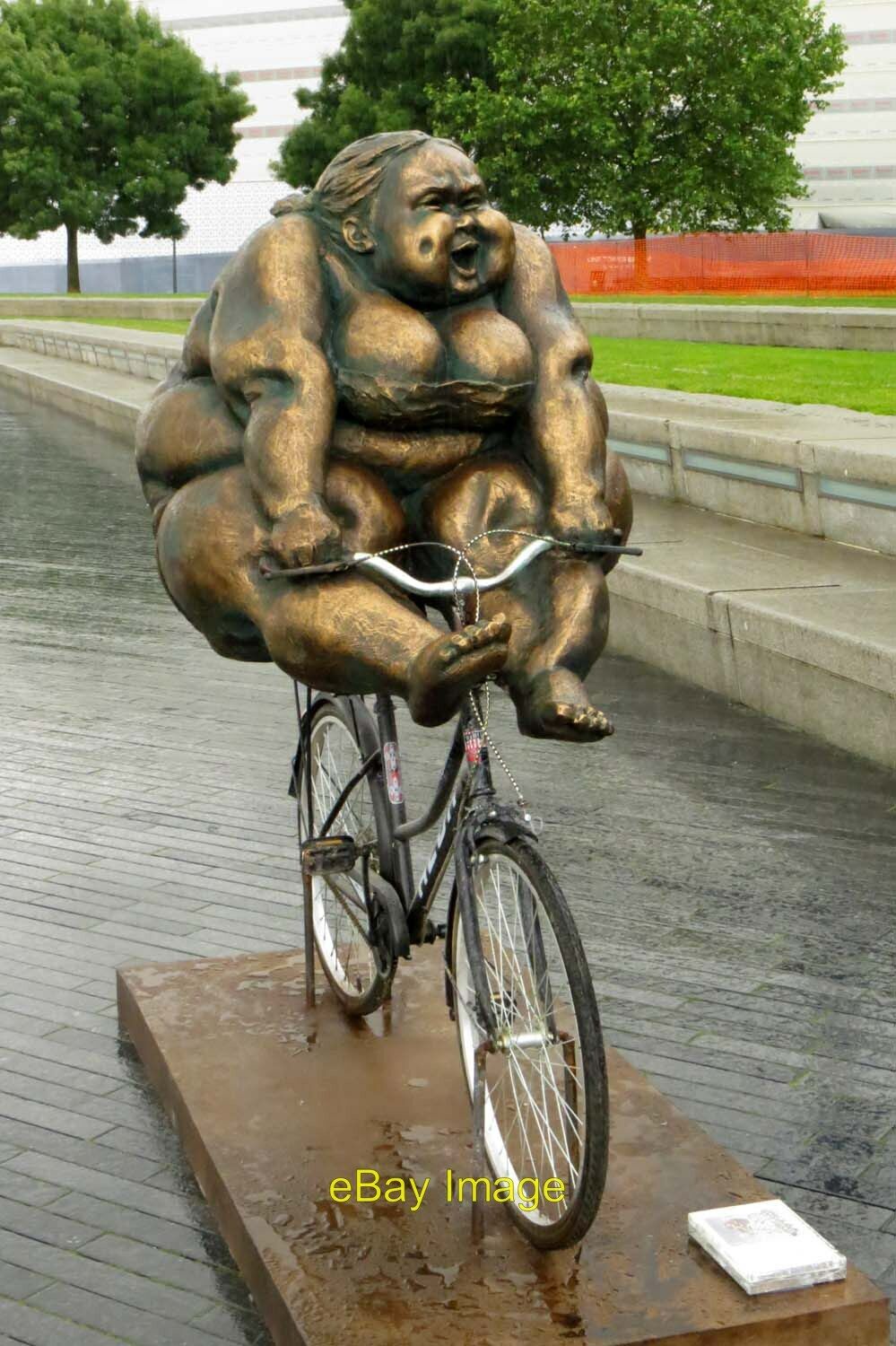 Photo 6x4 Bronze Chubby Woman cycling on the Thames Path Xu Hongfeis Chu c2014