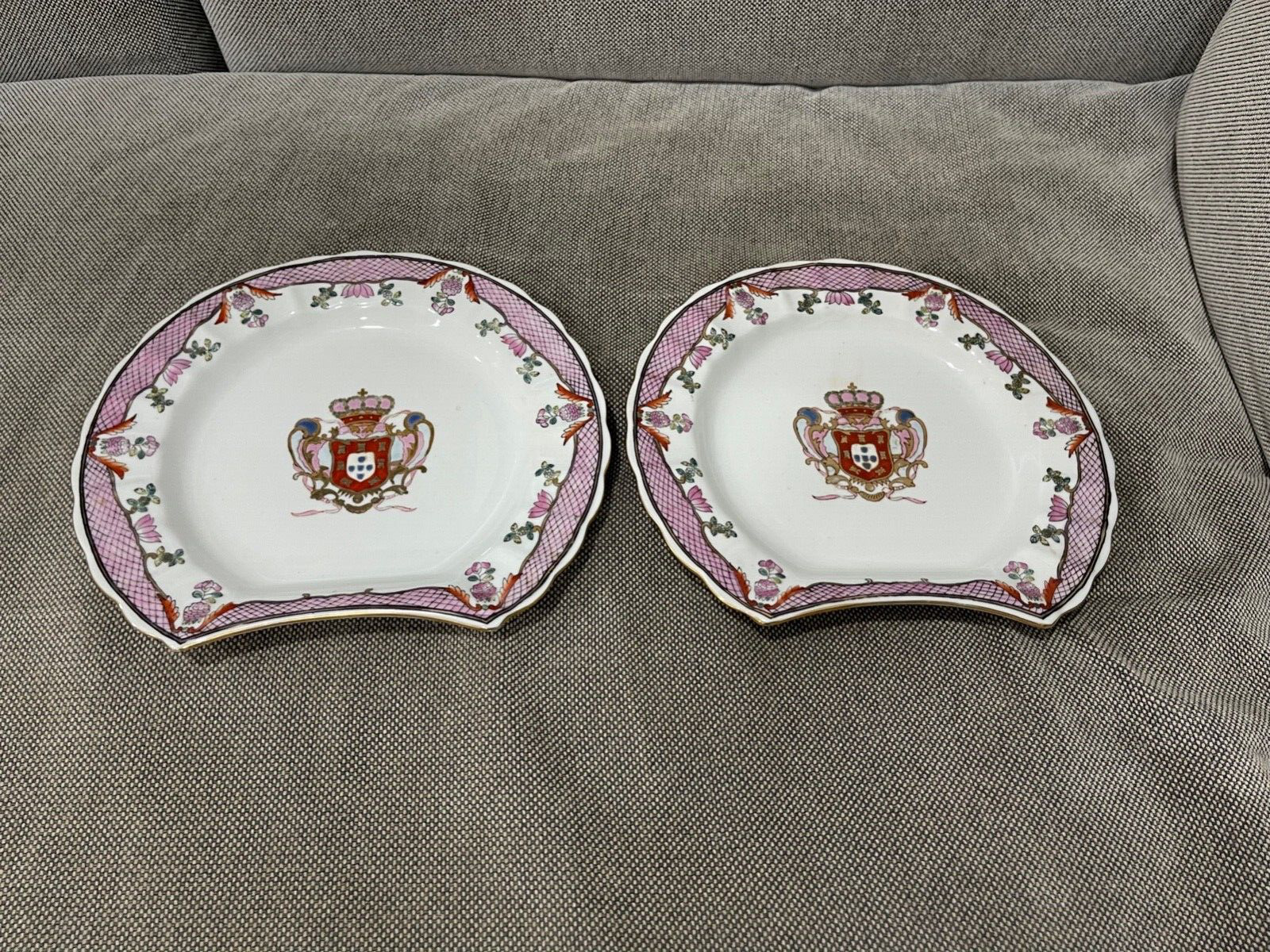 Chinese Pair of Porcelain Plates w/ Armorial Style & Flowers Decoration