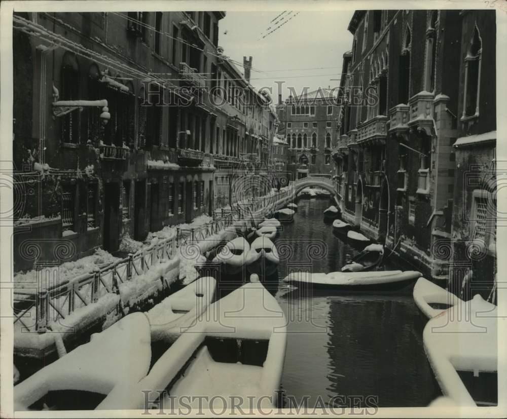 1950 Press Photo Gondolas on an inlet of San Severo River in Venice, Italy