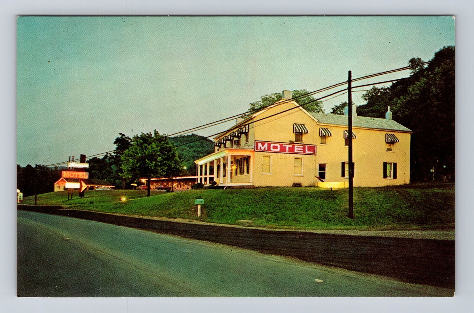 South Moundsville WV-West Virginia, The Terrace Motel Vintage Souvenir Postcard