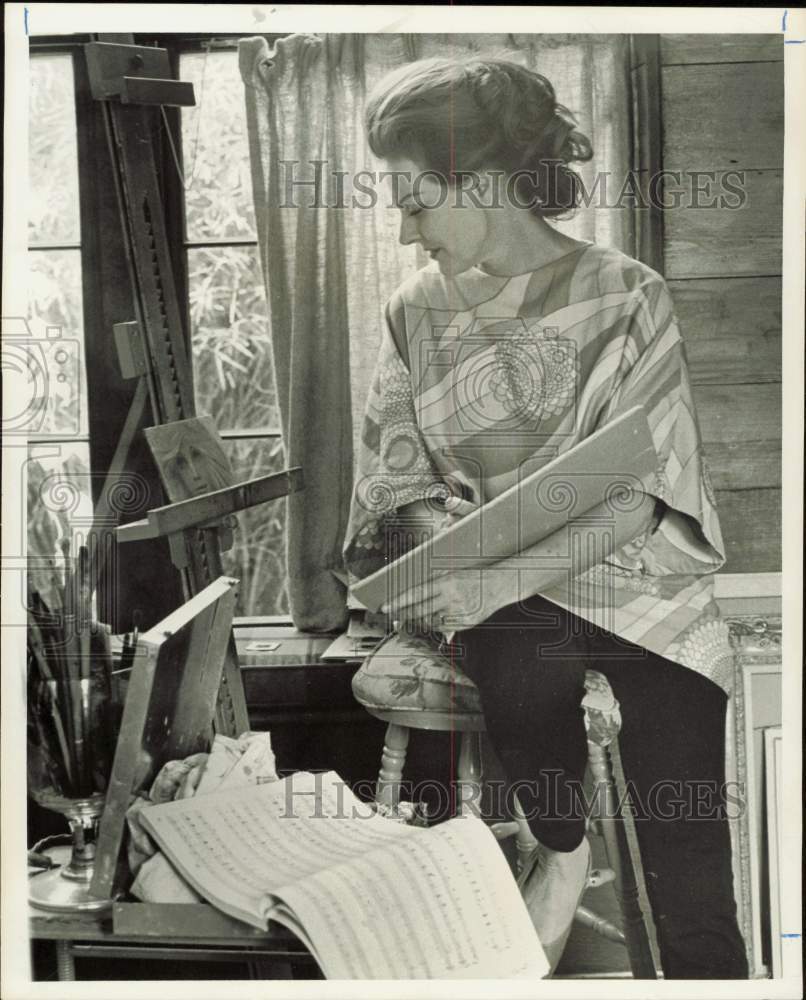 1967 Press Photo Natasha Rawson works on pastels in her home studio, Houston