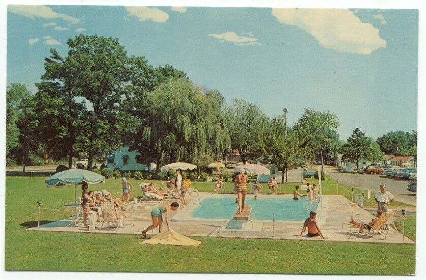Salisbury Beach Henry\'s Tourist Court & Sun \'N Sand Motel Postcard Massachusetts