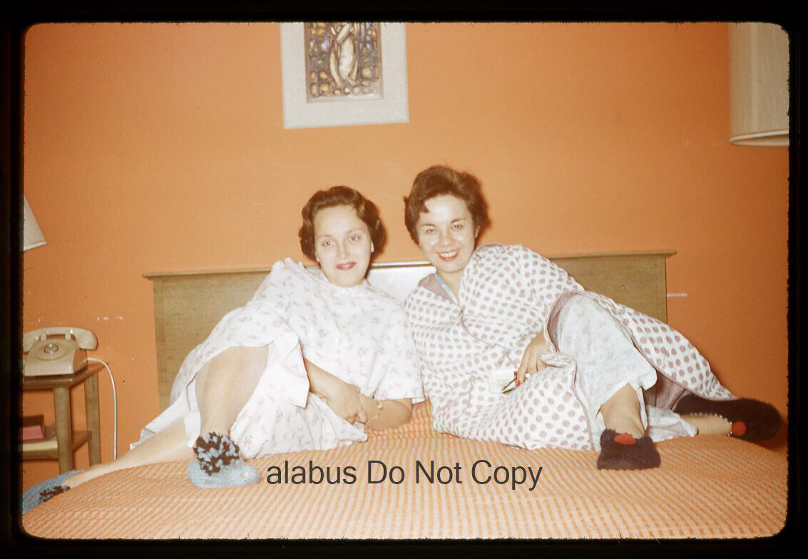 Orig 1960 SLIDE Pretty Women Wearing Pajamas in Empress Motel Room Atlantic City