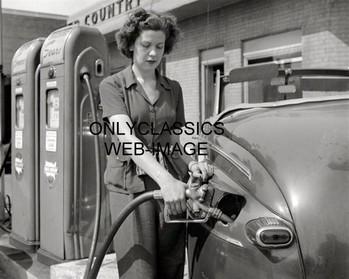 1943 WOMAN ATTENDANT FILLING GAS IN AUTO PHOTO SEARS PUMPS LOUISVILLE KENTUCKY