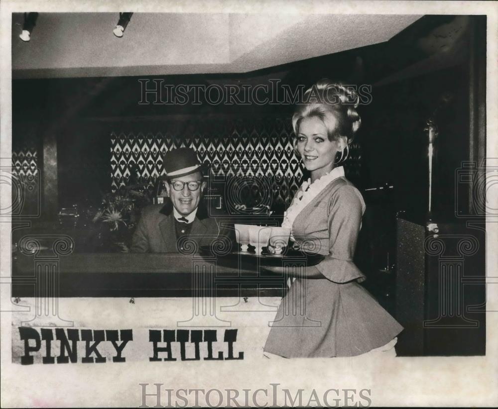 1972 Press Photo Pinky Hull & Amy Browning Serve Drinks at Host Airport Hotel.