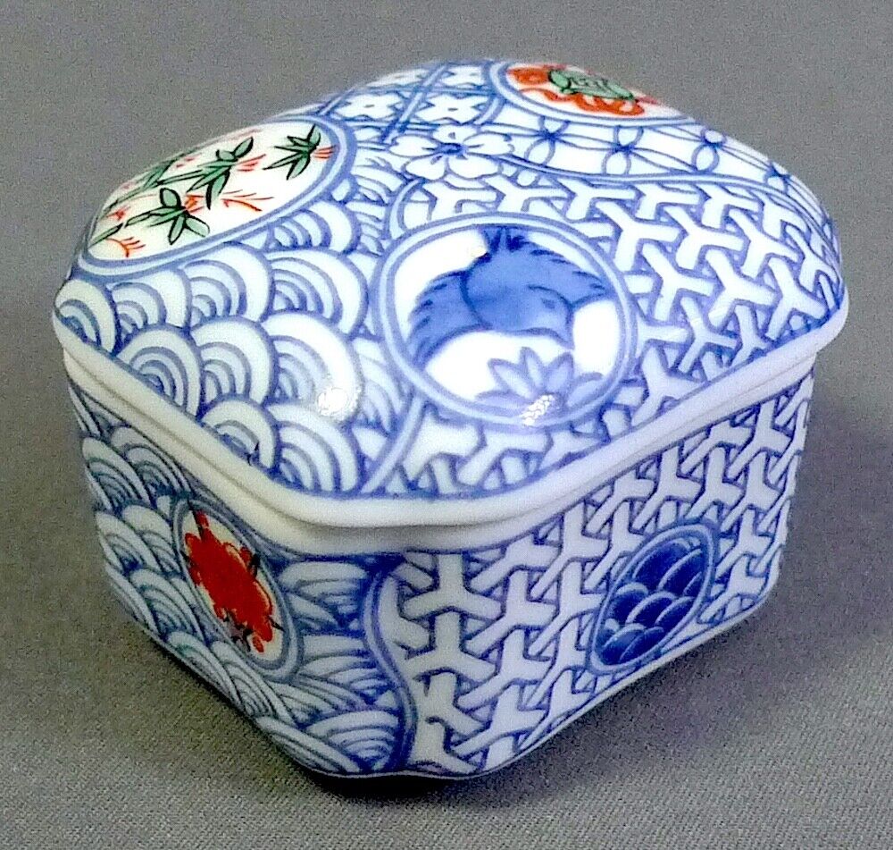 Vintage Small Blue & White Oriental Motif Porcelain Ceramic Trinket Pillbox