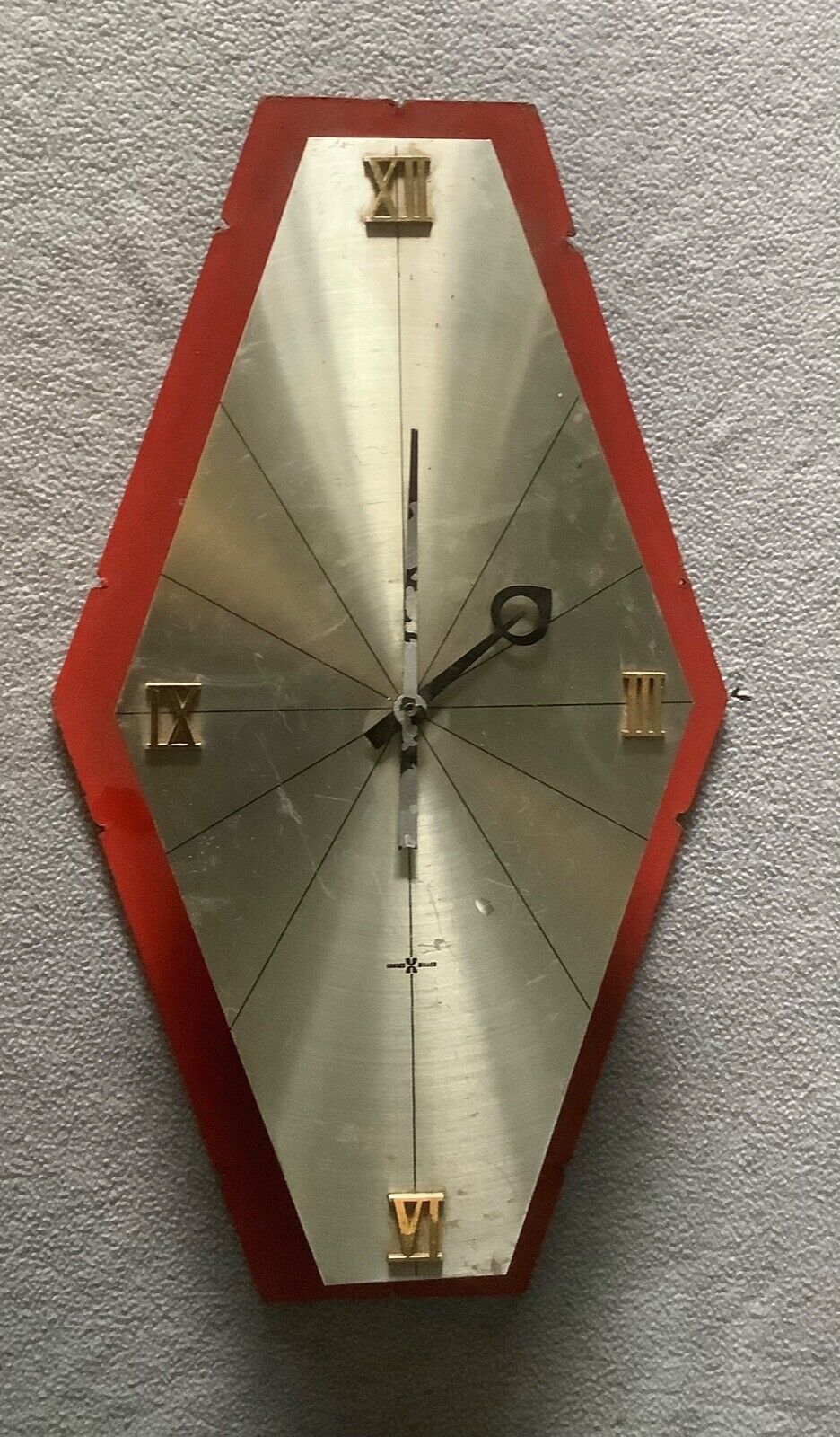 Vintage Howard Miller Wall Clock Model 588 - Mid Century Modern - Unique Design