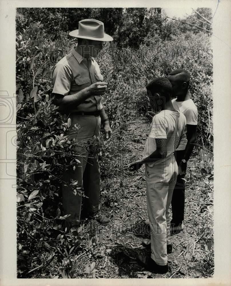1969 Press Photo Camp Master teaching kids at \