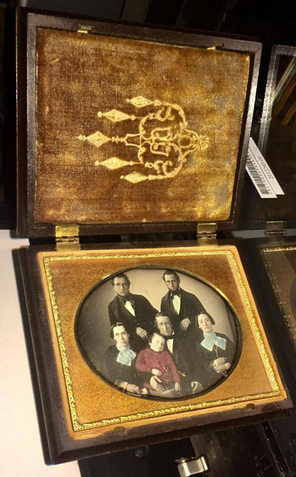 Beautiful Tinted 1/4 Daguerreotype Photo of a Family / Group in Nice Union Case