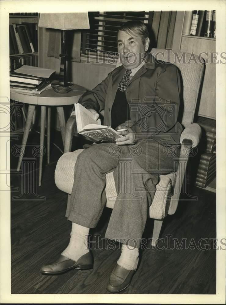 1943 Press Photo Oscar Homokla, relaxing in his Hollywood home