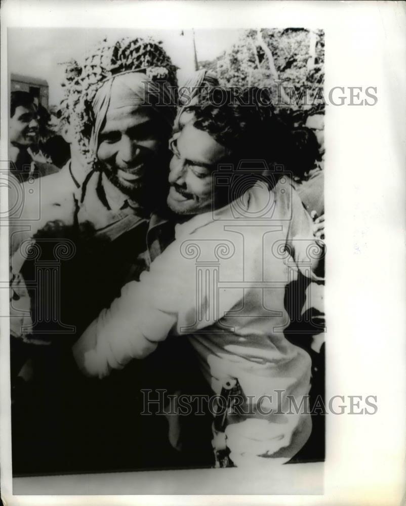 1971 Press Photo Indian Solder Embraces Bengali in Dacca - nee03409