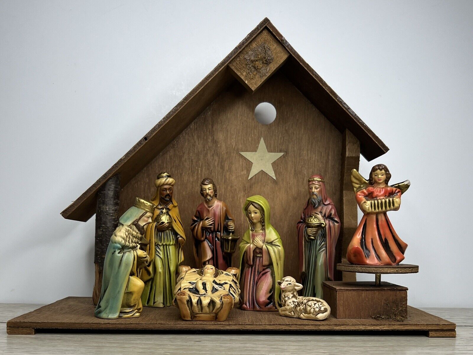 VTG Nativity Set Japan Plays Silent Night Figures Wood Stable 14” x 11” x 6.5”