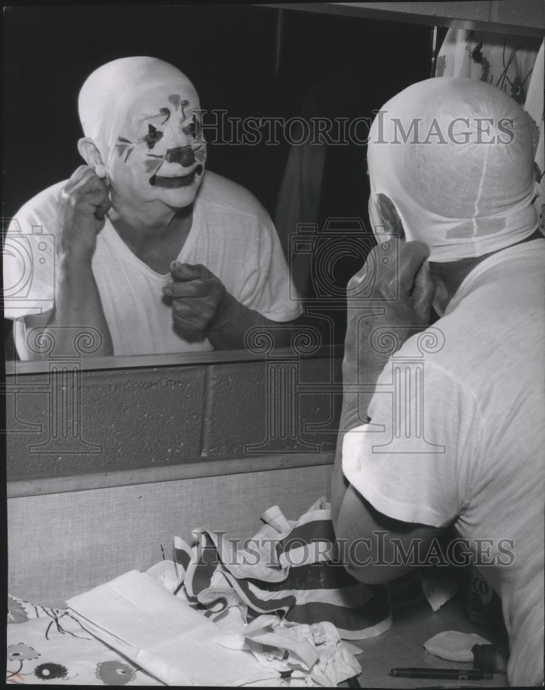 1962 Press Photo Clowns- Al Ackerman putting on his make-up - spa46897