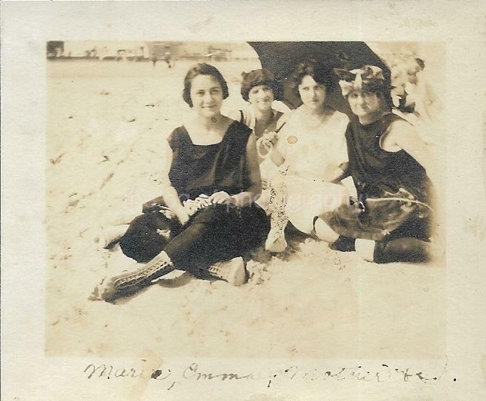 Vintage SMALL FOUND PHOTOGRAPH bw A DAY AT THE BEACH Original JD 110 6 X