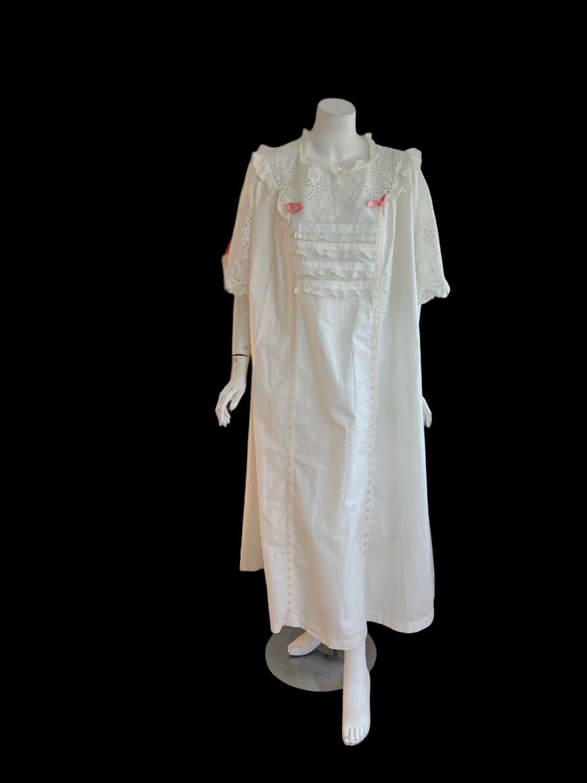 ANTIQUE CLOTHING- CIRCA 19THC LADIES BRODERIE ANGLAIS NIGHTGOWN W/RIBBONS