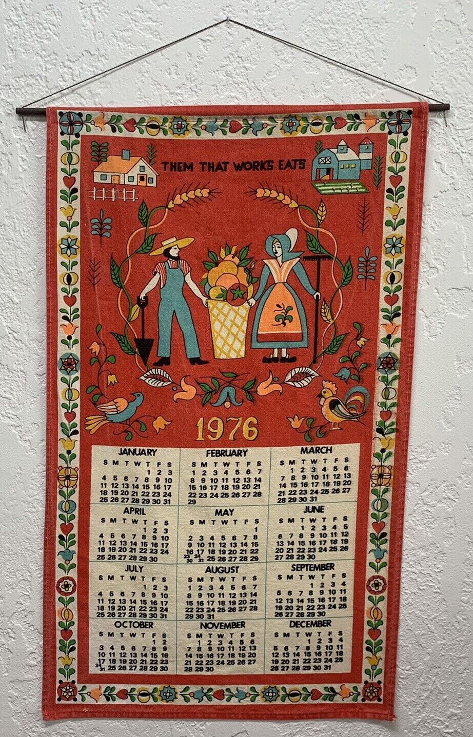 1976 VTG Red Calendar Tea Kitchen Towel \'Them That Works Eats\' Folk Art Couple