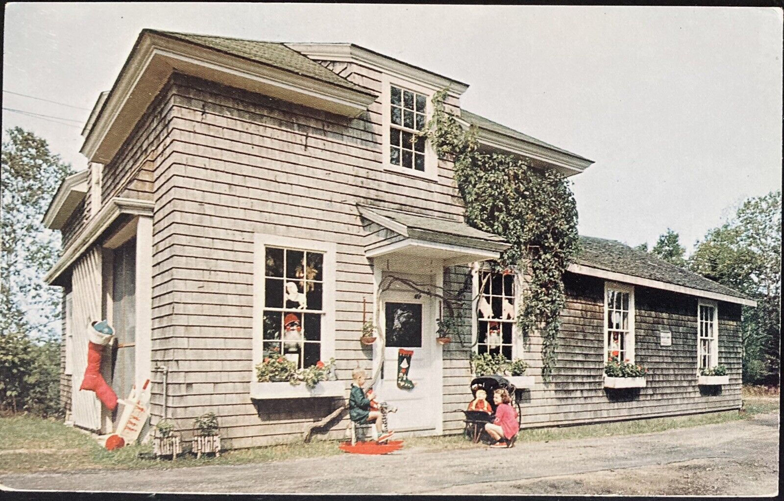 CHRISTMAS COVE, MAINE. C.1965 PC. (A5)~VIEW OF SANTA CLAUS SHOP AT COVE