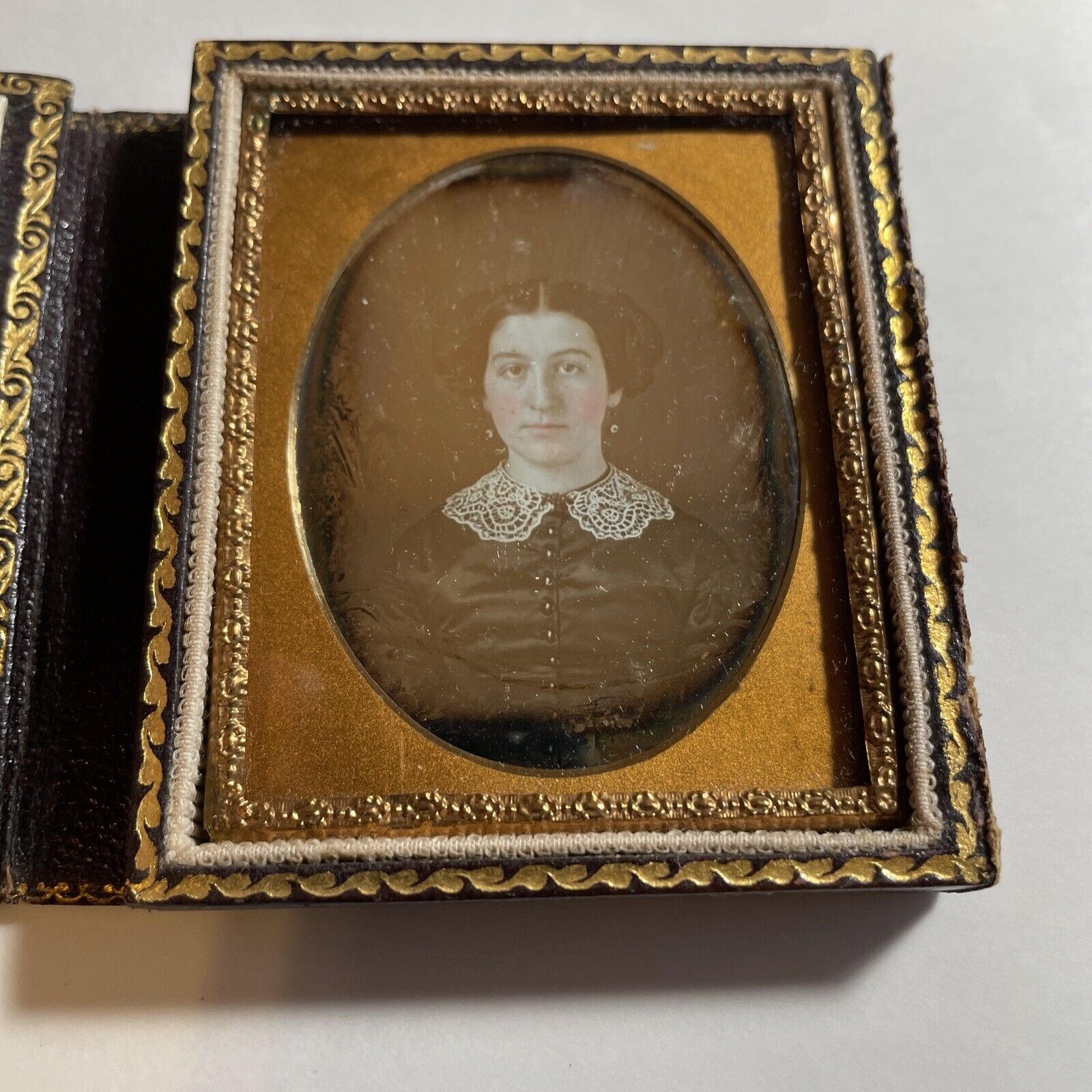 1/9 Plate Daguerreotype Fold-over leather case young lady color cheeks Earrings