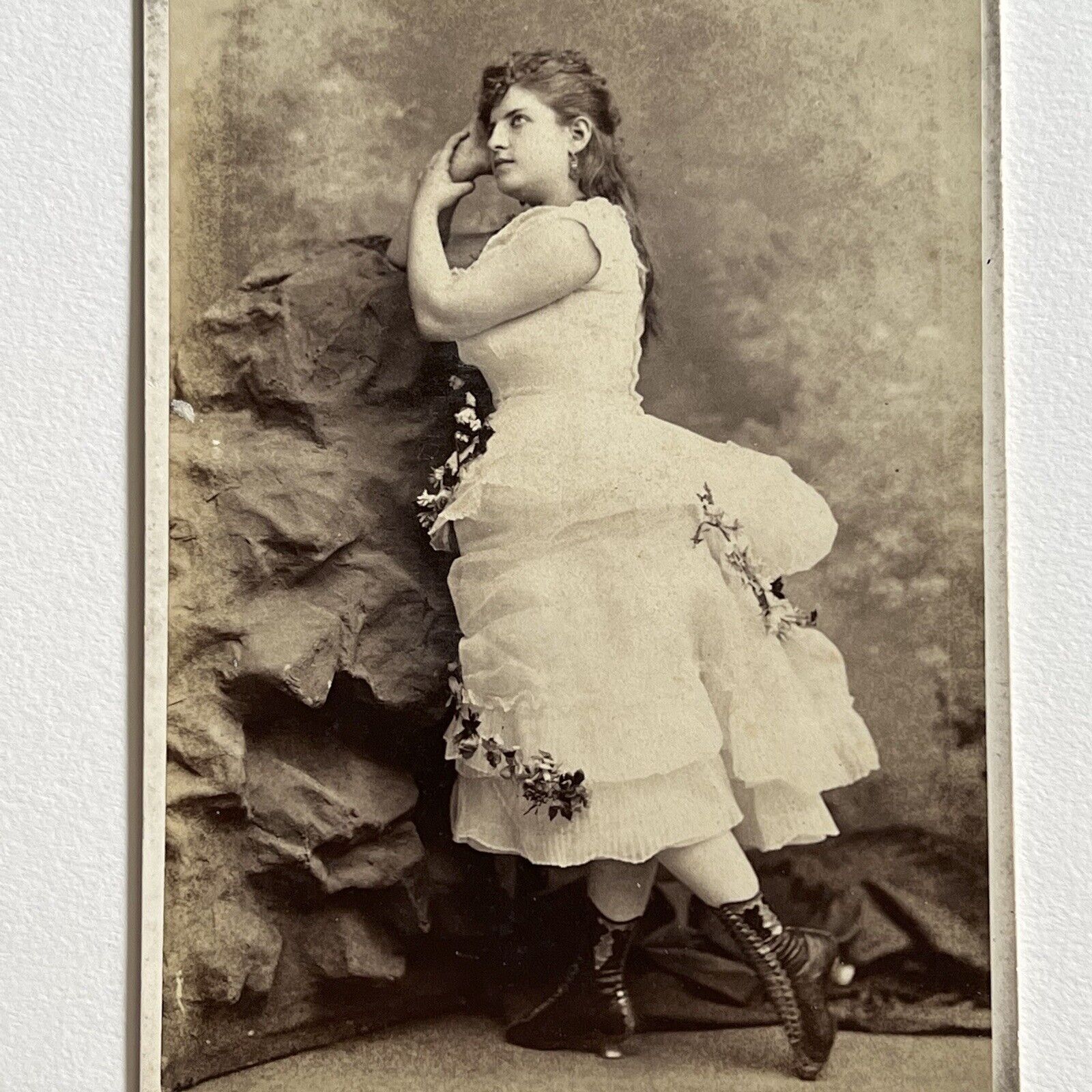Antique Cabinet Card Photograph Beautiful Fashionable Dramatic Young Woman