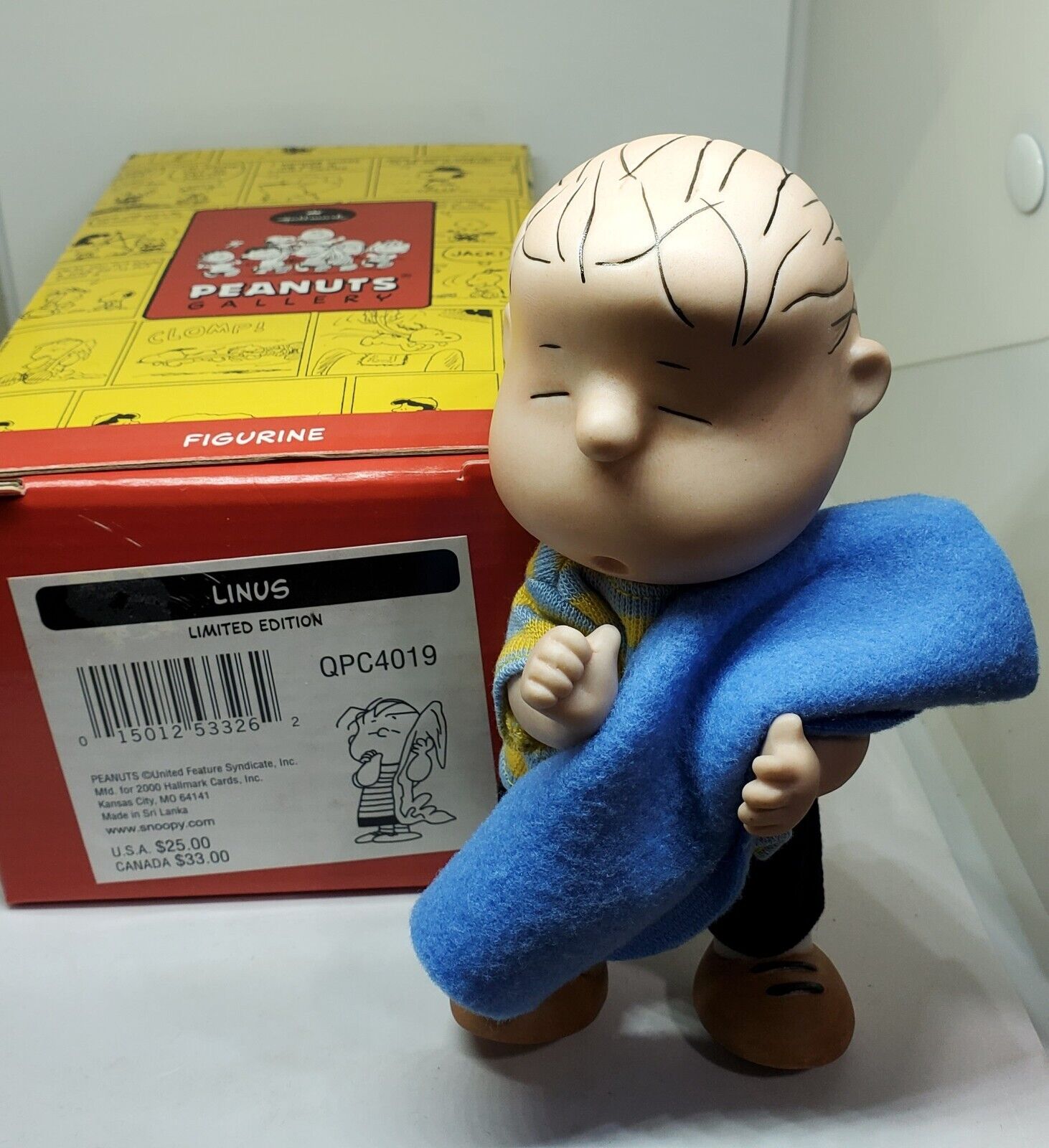 Hallmark Peanuts Gallery *6 inch Porcelain Jointed LINUS Figurine Boxed