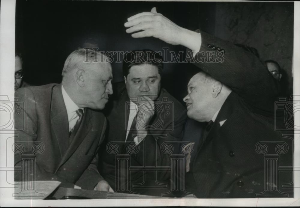 1961 Press Photo Valerian Zorin Listens Intently To Omar Loutfi Before Session